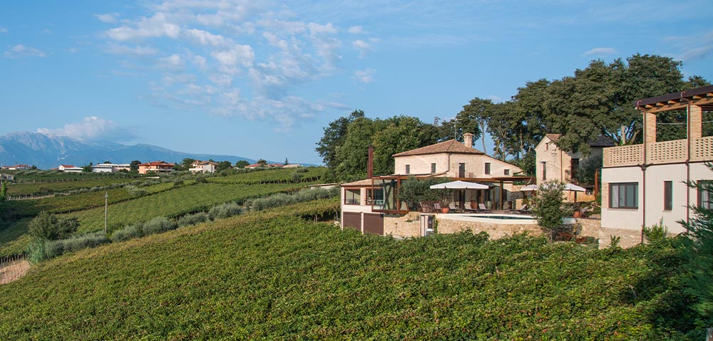 La veduta esterna di Borgo Baccile, a Crecchio