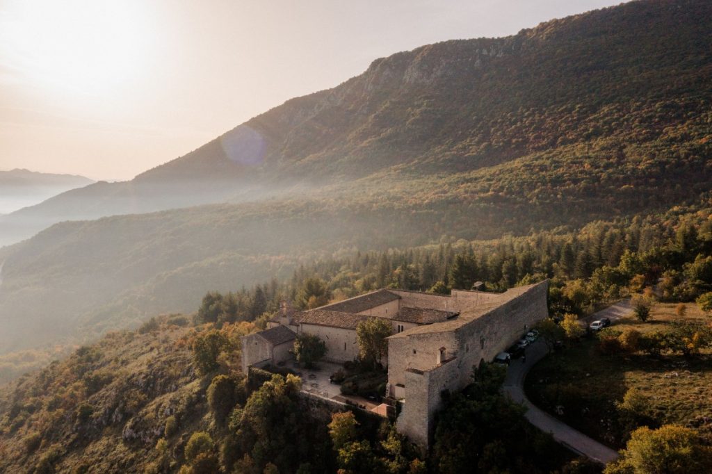 Una veduta aerea del Monastero Fortezza di Santo Spirito, immerso nelle colline abruzzesi