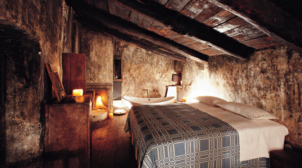 L'interno di una stanza dell'albergo diffuso Sextantio